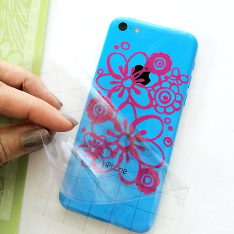 Make iPhone Decals with Cricut Plus Free Floral iPhone Wallpaper - 100 Directions Cricut Phone Case Decals, Diy Cricut Phone Case Ideas, Vinyl Phone Case Ideas, Cricut Phone Case, Cricut Phone, Cricut Cutie, Floral Iphone Wallpaper, Gadget Accessories, Diy Phone Case Design