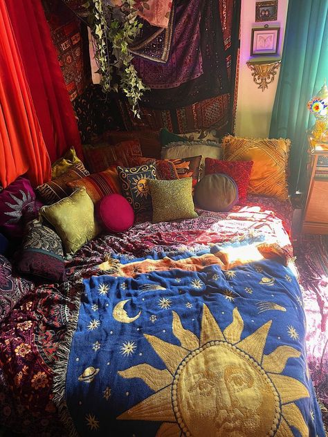 Teen Room Aesthetic, Maximalism Room, Sun Blanket, Hippie Bed, Blanket Aesthetic, Dorm Themes, Funky Bedroom, Hippy Room, Tapestry Blanket