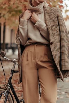 Smart Autumn Outfits, Academia Fall Outfits, Light Academia Fall, Intellectual Style, Midsize Fall Outfits, Light Academia Outfit, Academia Aesthetic Outfit, 6th Form, Cream Turtleneck Sweater