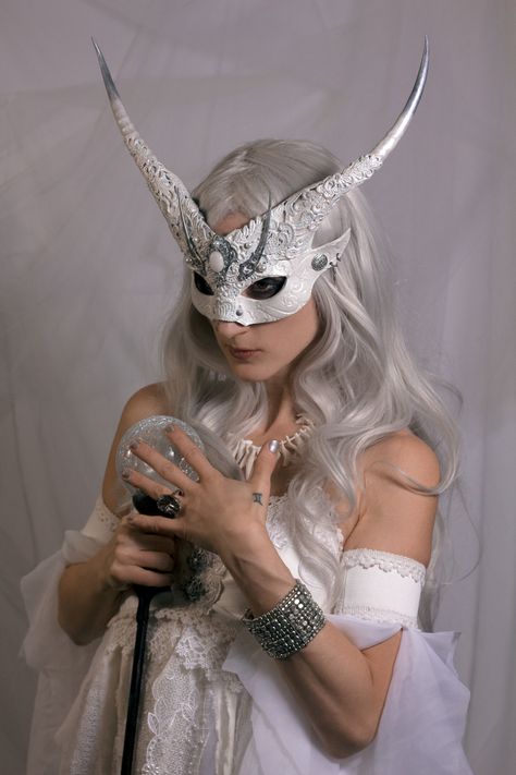 White witch costume (mask by Vincent Cantillon/ costume by Cliodnafae/ Wildflower cosplay)  Art/costume page:https://www.facebook.com/MajesticThorns?ref=hl  #costume #cosplay #whitewitch #vincentcantillon #wildflower cosplay # mask #gothic #winter witch #fashion Snow Witch Costume, Winter Witch Costume, Winter Witch Fashion, White Witch Costume, Snow Witch, Mask Gothic, Gothic Winter, Winter Witch, Cosplay Art