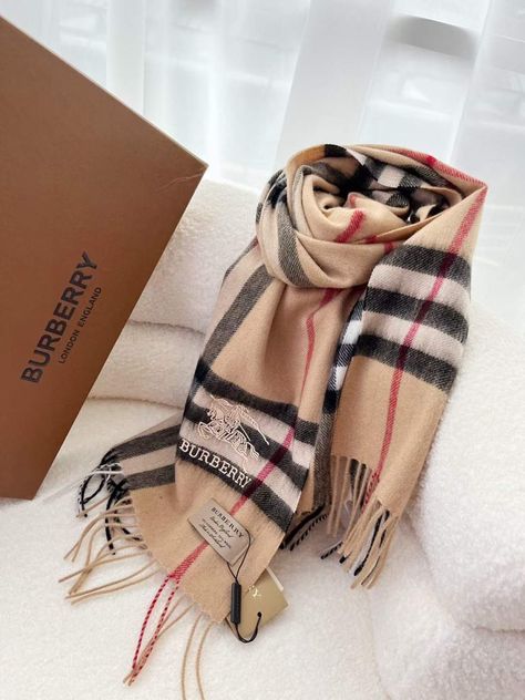 Burberry Winter Outfits, Burberry Scarf Aesthetic, Burberry Aesthetic, Burberry Clothes, Scarf Aesthetic, Burberry Outfit, Burberry Scarf, Fashion Capsule Wardrobe, Classic Style Outfits