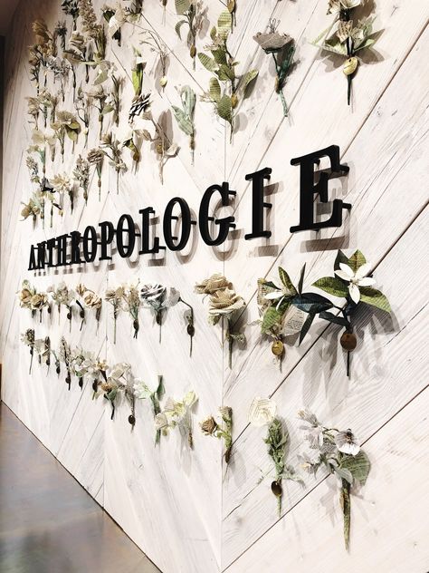 Anthropologie Opens First Store In Germany - Düsseldorf! Anthropologie Display, Anthropologie Store, Instagram Wall, Talk To Strangers, Concept Shop, Flower Store, Store Windows, Creative Display, Deco Boheme