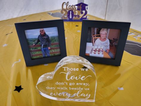 Graduation Remembrance Ideas, Graduation Party Ideas For Lost Loved Ones, Memorial Table At Graduation Party, High School Graduation Party Ideas Decoration Memory Table, Graduation Memorial Ideas, Graduation Memory Table, Grad Diy, Graduation Memories, Loved One In Heaven