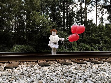 Twisted clowns terrify a lot of children, but twisted child clowns easily petrify most adults, too. 17-year-old Mississippi photographer Eagan Tilghman has released pictures of a creative photoshoot he did with his 3-year-old brother Louie, and the results look nightmarishly realistic. Witchy Shoot, Clown Film, Horror Photo, Toddler Dress Up, Halloween Shoot, Themed Photoshoot, Halloween Pics, Toddler Photoshoot, Pennywise The Clown