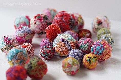 Tutorial: Scrap fabric beads                                                                                                                                                      More Fabric Beads Diy, Fabric Stash Buster, Fabric Balls, Scrap Fabric Crafts, Bead Sewing, Fiber Jewelry, Fabric Necklace, Scrap Fabric, Leftover Fabric