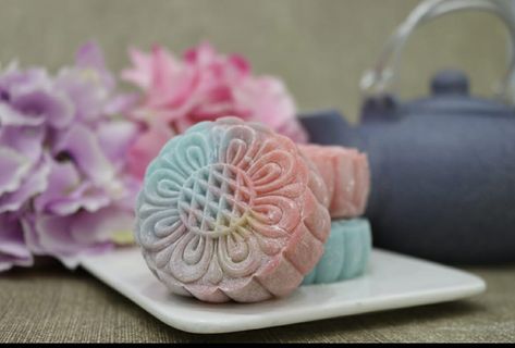 Mochi snow skin is the in-trend mooncake skin this year for #makeyourown mooncakes. We challenge you to elevate your mooncakes to another level by adding fruit fillings! We've gone for the 👑 king of fruits - durian! Whether you're camp MSW, D24, D13 or red prawn, you can choose the… Mooncake Recipe, Glutinous Rice Flour, Fruit Filling, Cling Wrap, Glutinous Rice, Mooncake, Thermomix Recipes, Moon Cake, Filling Recipes