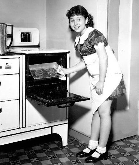 Jane Withers Jane Withers, John Payne, Vintage Housewife, Happy Housewife, Black And White Stars, Favorite Dessert, Domestic Goddess, Gingerbread Men, Child Actors