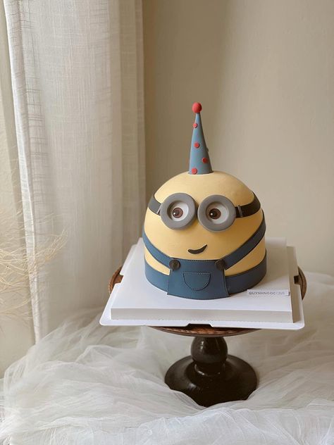 Minion Birthday Cake, Bento Cakes, Cookie Bakery, Minion Cake, Minion Birthday, Pretty Cakes, Birthday Cake, Cake, Birthday