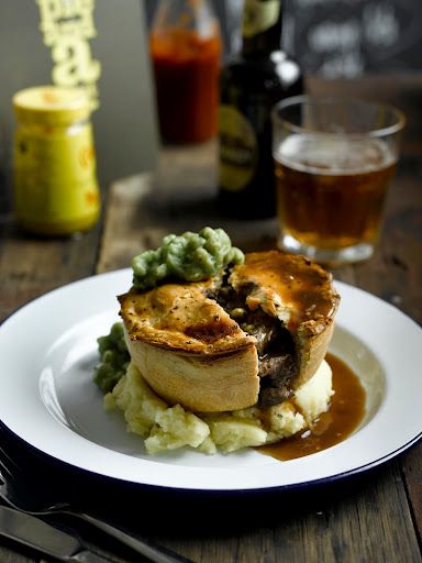 proper pie and mash from pie minister Pie And Mash, Uk Recipes, Bangers And Mash, Perfect Pancakes, Pub Food, English Food, Irish Recipes, British Food, Recipes From Heaven