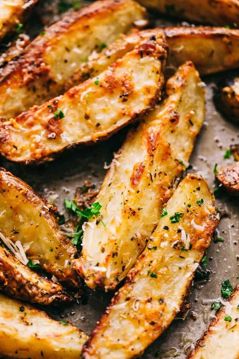 Garlic Potato Wedges, Baked Potato Wedges, Potato Wedges Recipe, Wedges Recipe, Potato Wedges Baked, Parmesan Potatoes, Garlic Potatoes, Potato Recipes Side Dishes, Baked Garlic