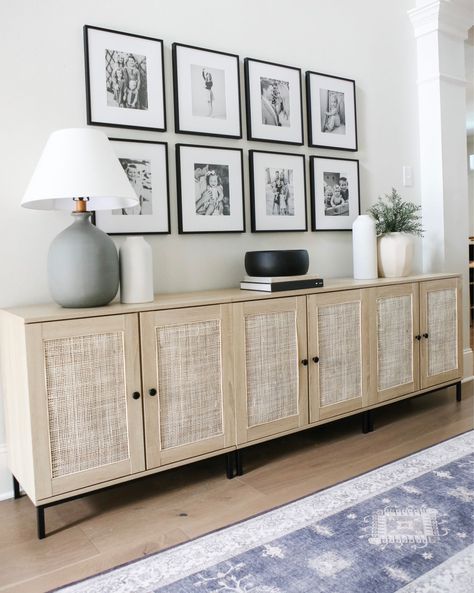 Sideboard Styles, Deco Buffet, Sideboard Decor, Sideboards Living Room, Dining Room Sideboard, Living Room Console, Living Room Cabinets, Living Room Storage, Living Room Inspo