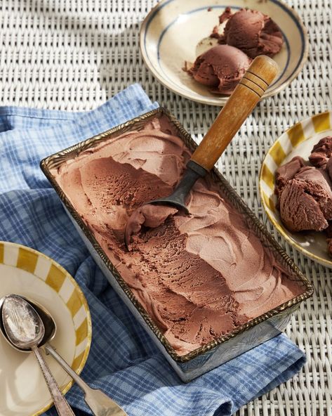 No-Churn Fudge Ice Cream Holiday Entertaining Food, Strawberry Shortcake Ice Cream, Fudge Ice Cream, Chicken Cooking, Homemade Ice Cream Recipes, Summer Recipes Dinner, Ice Cream Treats, Spring Vegetables, Summer Vegetable