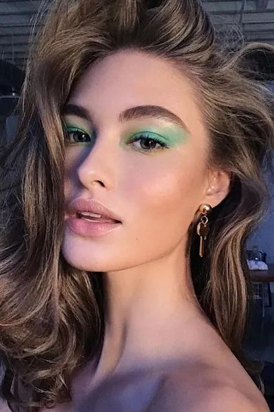 Emerald Eye Makeup, Dark Green Eyes, Green Eyeshadow Look, Summer Eye Makeup, Eye Trends, Green Eyeliner, Almond Shaped Eyes, Neon Makeup, Green Makeup