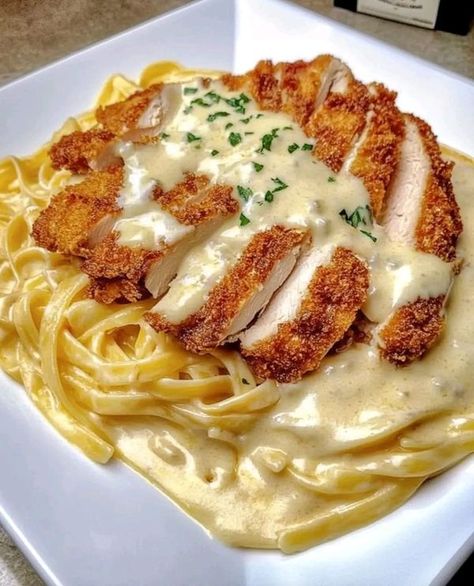 Crispy Chicken Alfredo, Chicken Linguine, Creamy Garlic Pasta, Creamy Pasta Recipes, Pasta Ingredients, Egg Recipe, Crispy Fried Chicken, Garlic Pasta, Food Therapy