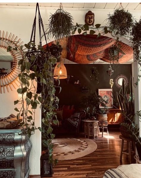 Cute Boho Apartment, Enchanted Cottage Decor, Whimsical Gothic Living Room, Spooky Chic Decor, Dark Boho Salon, Gothic Decor Ideas, Dark Boho Apartment, Dark Boho Aesthetic, Witch Home Aesthetic