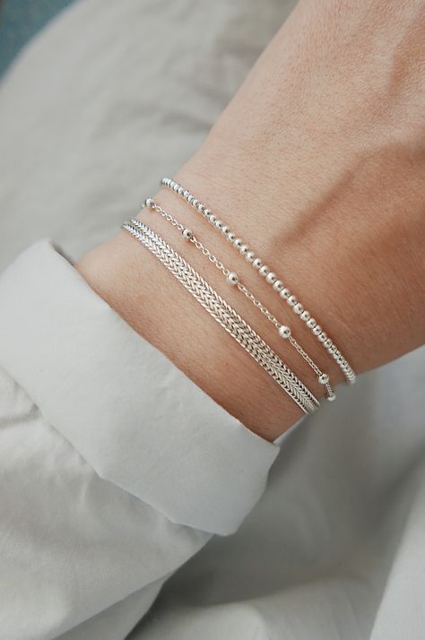 Capsule Wardrobe Jewelry, Silver Bracelet Stack, Bracelet Layering, Silver Jewlery, Simple Silver Jewelry, Bracelet Set Silver, Silver Link Bracelet, Silver Bracelets For Women, Bracelet Minimalist