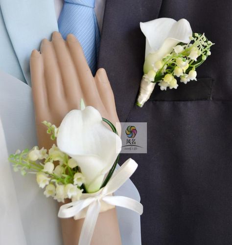 Wedding Pastry, Lily Corsage, European Style Wedding, Holding Bouquet, Table Centerpiece Flower, Flower Bridesmaid, Calla Lily Flowers, Waterfall Photo, Calla Lily Bouquet