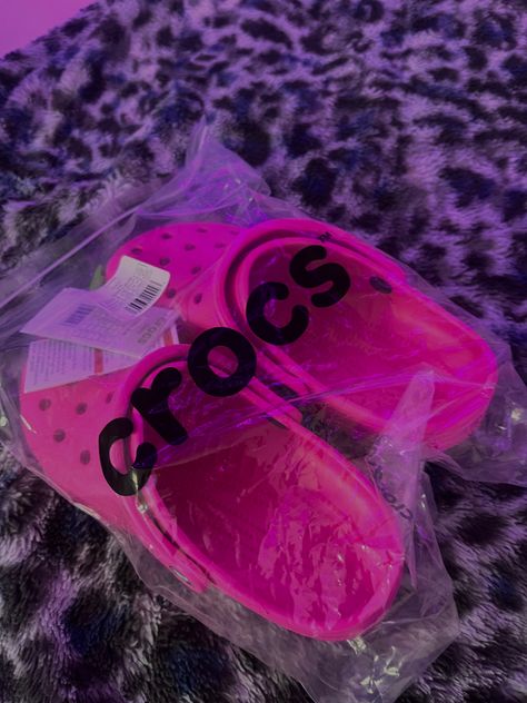 Pink Crocs Aesthetic, Crocs Aesthetic, Pretty Sneakers, Pink Crocs, Crocs Fashion, Pink Lifestyle, Trendy Shoes Sneakers, Pretty Shoes Sneakers, Best Shoes For Men