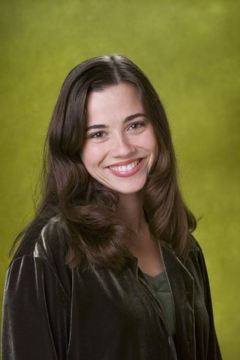 Still of Linda Cardellini in Freaks and Geeks (1999) Linda Cardellini, Velma Dinkley, Freaks And Geeks, Best Friend, The Internet, Internet, Green, Hair