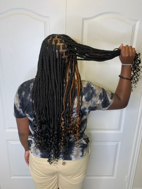 Knotless Braids Back Length, Small Knotless With Curls At The End, Small Curly Knotless Braids, Brown And Black Braids With Curls, Small Medium Knotless Braids With Curls, Mid Back Knotless Braids With Curls, Knotelles Braids, But Length Knotless Braids, Smeduiem Knotless With Curls