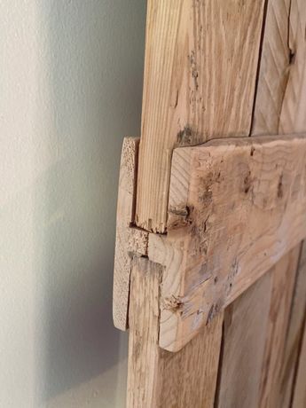 Small Doors Ideas, Pallet Barn Door Diy, Build Door Diy, Pallet Doors Ideas, Diy Rustic Door, Diy Exterior Barn Door, Diy Wood Door, Barn Doors In The House, Diy Barn Door Cheap