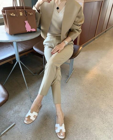 Beige Bag Outfit, Coastal Granny, Summer Chic Outfit, Academia Aesthetic Outfit, Beige Bag, Elegant Feminine, Mama Style, Elegant Casual, Clothes Outfits