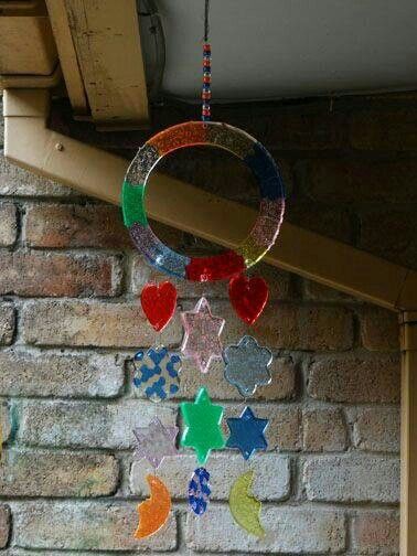 Melted beads wind chimes Melting Plastic, Bead Suncatchers, Melted Pony Beads, Melted Bead Crafts, Windchimes Diy, Melted Beads, Pony Bead Projects, Pony Bead Crafts, Perler Ideas