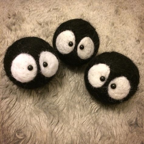 Needle felted susuwataris! Studio Ghibli is so Cute Felting Diy, Needle Felting Diy, Felted Animals, Needle Felted Animals, Needle Felted, Felt Crafts, Studio Ghibli, Needle Felting, Love This