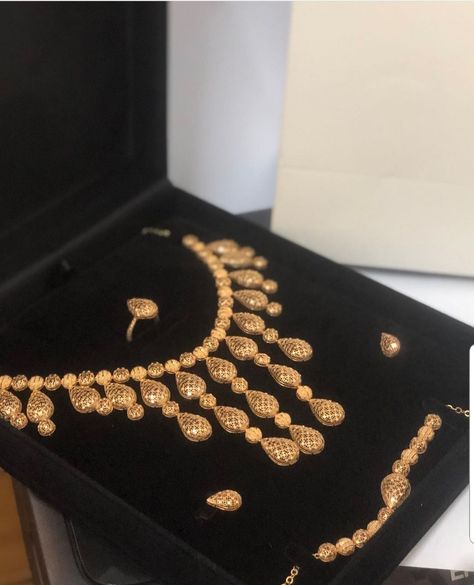 Gold Souk Dubai Necklace, Turkish Gold Jewelry Necklace, Arabic Gold Necklace Designs, Dubai Gold Jewelry Necklaces, Turkish Gold Jewelry, Dubai Necklace, Gold Jewelry Prom, Dubai Gold Jewelry, Bridal Jewellery Inspiration