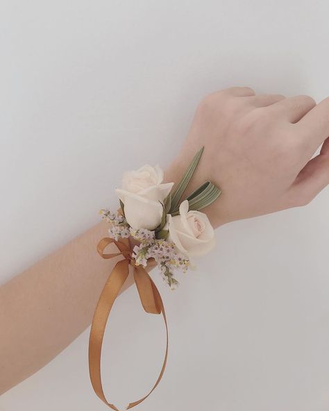 Something minimalist for her bridesmaids.  Wrist corsage in cream color. [HH0231] #hugandheart #flowerstagram #floraldesign #flowers #bunga… Neutral Wrist Corsage, Minimalist Corsage, Corsage Wedding, Wrist Corsage, Cream Color, Wedding Flowers, Floral Design, Cream, Flowers