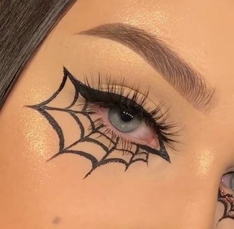 Halloween Mackup Ideas Easy, Spider Themed Makeup, East Halloween Makeup Ideas, Small Halloween Makeup, Hallowen Meka Up, Cobweb Eyeliner, Cobweb Makeup, Make Up Halloween Easy Makeup Ideas, Halloween Makeup Spider Web