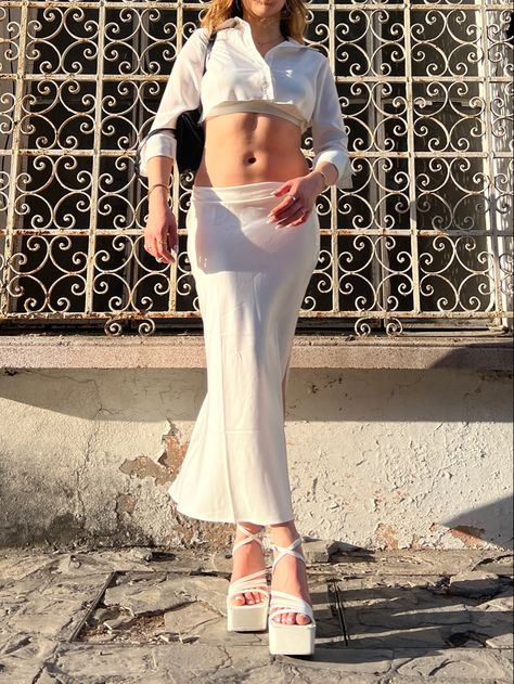 White summer outfit, maxi skirt, white maxi skirt, white heels, summer outfit, low waist, low waist skirt, summer style, effortless outfit, all white, white top Heels Summer Outfit, Low Waist Maxi Skirt, Maxi Skirt White, Fitted Maxi Skirt, White Summer Outfits, Low Waist Skirt, White Maxi Skirt, Heels Summer, Fashion Shoots