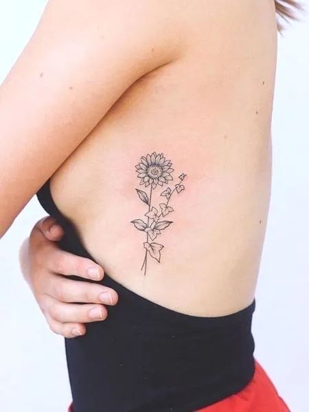 Rib Sunflower Tattoo Snall Tattoos, Sunflower Tattoo Thigh, Sunflower Tattoo Simple, Flower Tattoo On Ribs, Ivy Tattoo, Sunflower Tattoo Sleeve, Sunflower Tattoo Shoulder, Tattoo Diy, Disney Tattoo