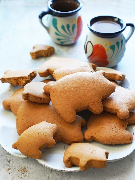 Homemade Pan Dulce, Mexican Pig Cookies, Maranitos Recipe Pan Dulce, Maranitos Recipe, Piggy Cookies, Mexican Breads, Muy Delish, Mexican Pan Dulce, Batman Cupcakes