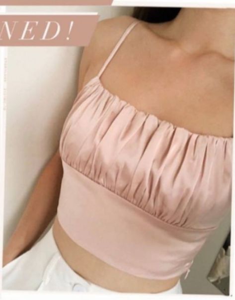 En tela satin Silk Top Outfit, Corset Fashion Outfits, Blouse Designs Catalogue, Diy Clothes Design, Ladies Blouse Designs, Fancy Tops, Trendy Blouses, Trendy Blouse Designs, Crop Top Outfits