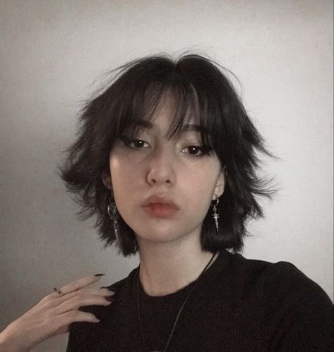 Grunge Short Haircuts With Bangs, Fluffy Hair Medium Length, Layered Short Hair Straight, Grunge Short Hair With Bangs, Hair Cuts With Bangs And Layers, Wolfcut Short Hair With Bangs, Short Grunge Hair With Bangs, Shaggy Short Hair With Bangs, Short Wolf Cut With Curtain Bangs