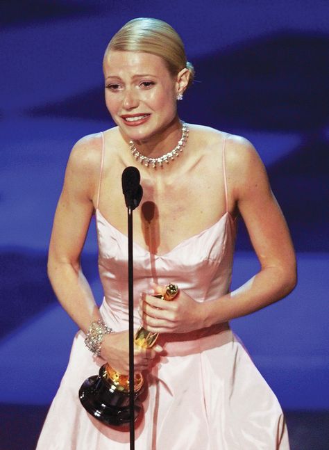 PALTROW Gwyneth Paltrow accepts the Oscar for best actress for her role in "Shakespeare in Love," during the 71st Annual Academy Awards at the Dorothy Chandler Pavilion of the Los Angeles Music CenterOSCARS, LOS ANGELES, USA Best Actress Oscar, Shakespeare In Love, Tv Awards, The Oscars, Lead Role, Gwyneth Paltrow, Academy Awards, Red Carpet Looks, Best Actress