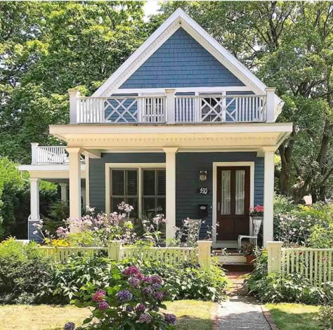 American Cottage, Michigan Cottage, Shabby Chic Porch, Beach House Interior Design, Cottage Exterior, Country Cottage Decor, Cute Cottage, Cottage Style Homes, Beach Cottage Decor