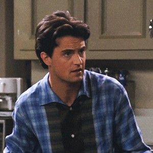 Chandler Season 1, Chandler Bing Season 1, Season 1 Chandler, Friends Season 1, Chandler Friends, Friends Scenes, Friends (tv Series), Friends Poster, Friends Cast