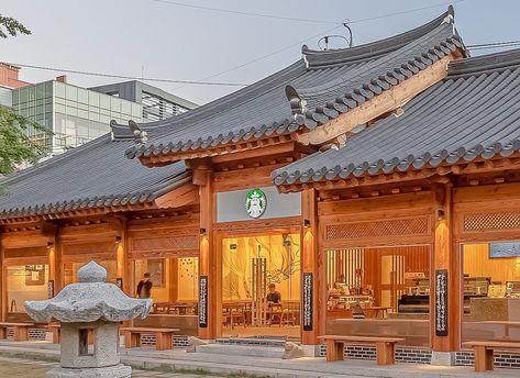 Starbucks Moves Into Old Korean House, Serving Coffee With Shot Of The Past - DesignTAXI.com Kopi Starbucks, Hanok House, Café Starbucks, Floating Architecture, Daegu South Korea, Ehime, Tiny Cabin, Building Permits, Traditional Korean