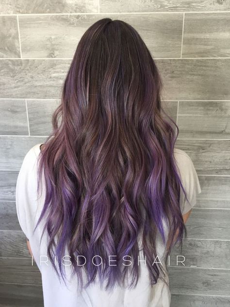 Pelo color violeta Lavender Hair Highlights, Lavender Hair Ombre, Purple Blonde Hair, Purple Grey Hair, Purple Balayage, Brown Ombre Hair, Colourful Hair, Balayage Hair Dark, Lavender Hair