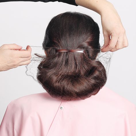 Techniques for Shaping and Forming Vintage Hairstyles - A Chignon Tutorial - Bobby Pin Blog / Vintage hair and makeup tips and tutorials Chignon Tutorial, Vintage Hairstyles Tutorial, 1950s Hairstyles, 1940s Hairstyles, Hair And Makeup Tips, Haircut Designs, Lace Dress Vintage, 90s Hairstyles, Retro Hairstyles