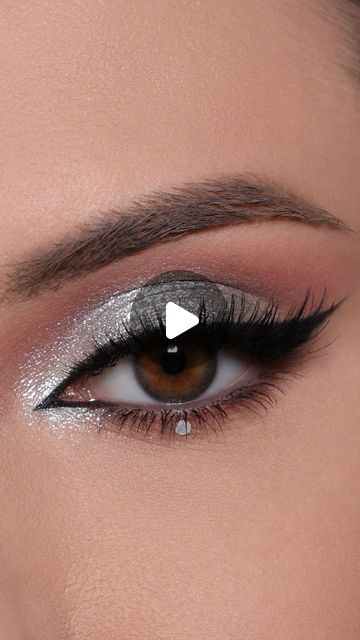 Makeup With Silver Dress, Makeup For Silver Outfit, White Smokey Eye, Metallic Makeup Looks, Black And Silver Makeup, Lavender Eyeshadow, Glitter Eyeshadow Looks, Shine Eyeshadow, Metallic Makeup