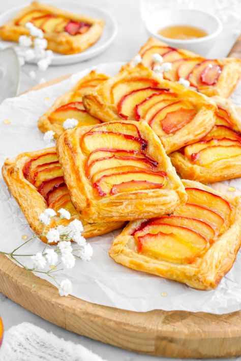 Phylo Pastry Peach, Peach With Puff Pastry, Peach Honey Puff Pastry, Peaches With Puff Pastry, Peach Tarts With Puff Pastry, Peach And Puff Pastry Recipes, Fruit Puff Pastry Recipes, Peach Tart Puff Pastry, Peach Puff Pastry Desserts