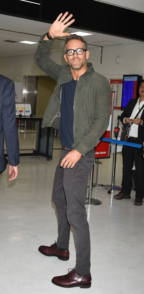 Ryan Reynolds Is The New King Of Airport StyleEsquire Uk Ryan Reynolds Style, Grey Chinos Men, Chinos Men Outfit, Suede Jacket Outfit, Green Suede Jacket, Travel Airport, Grey Chinos, Big Men Fashion, Mens Fashion Smart