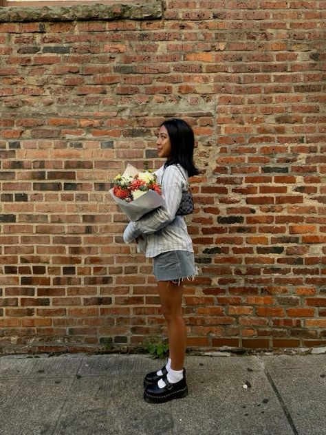 Flowers Photo Ideas, Girly Streetwear Outfits, Doc Martens Mary Janes Outfit, How To Style Mary Janes, Outfits With Mary Janes, Photo With Flowers, Outfit For Brunch, Mary Jane Outfit, Mary Janes Outfit