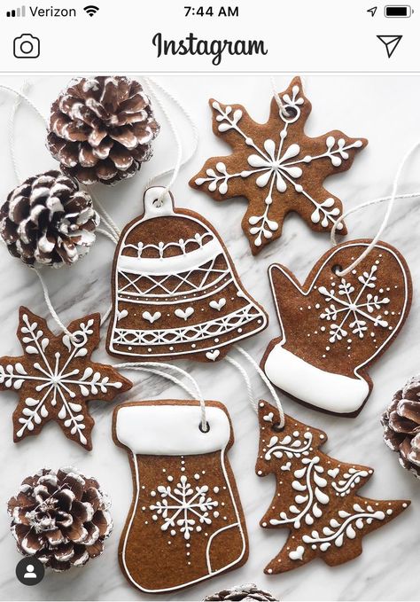 Gingerbread Cookies Royal Icing, Gingerbread Men Icing, Gingerbread Cookie Ornaments, Cookie Ornaments, Flower Sugar Cookies, Teapot Cookies, Holiday Houses, Gingerbread Cookies Decorated, Ceramic Christmas Decorations