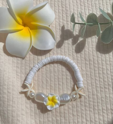 Tropical Bracelets, Hibiscus Bracelet, White Plumeria, Preppy Bracelets, Beach Bracelets, Bead Charms Diy, Clay Bracelet, Diy Bracelets Easy, Diy Bracelets Patterns