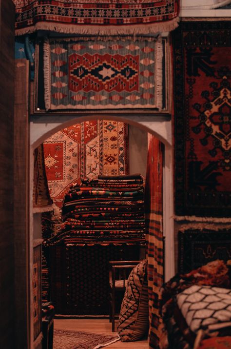 Artisan Rugs, Antique Persian Rug, Antique Carpets, Buy Rugs, Types Of Rugs, Rustic Rugs, How To Clean Carpet, Rugs And Carpet, Carpet Handmade