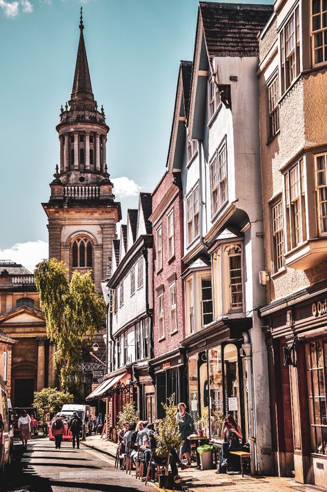 Oxford Instagram Spots - Turl Street in Oxford has become a leafy cafe snaking between the central colleges of the city. #oxford #visitoxford #travelengland #oxfordcity Oxford City Aesthetic, Oxford England Aesthetic, Oxford Architecture, Oxford London, Oxford City, Living In England, Oxford England, Oxford Street, England And Scotland